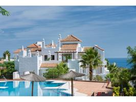 Adosado con ascensor interior, jacuzzi en la terraza superior y jardín junto a la playa y vistas al mar photo 0