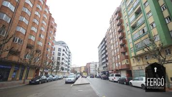 Local en venta en León de 218 m2 photo 0