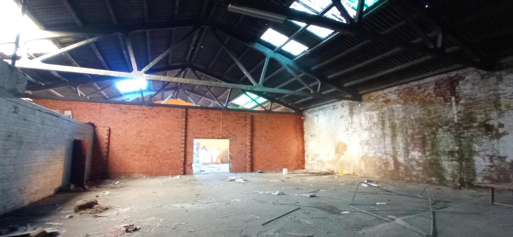 Nave Industrial en venta en León de 2465 m2 photo 0