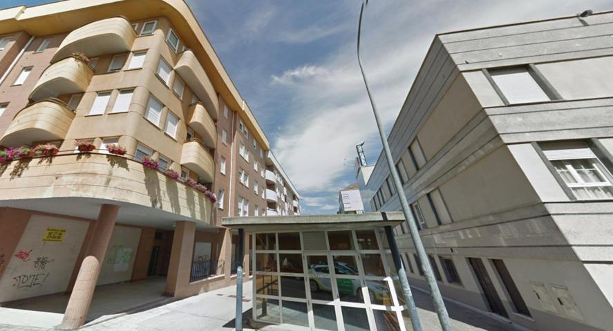 Local en venta en León de 87 m2 photo 0