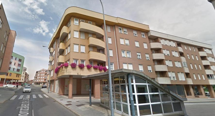 Local en venta en León de 80 m2 photo 0