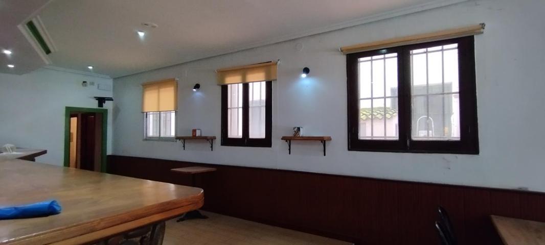 Local en venta en León de 90 m2 photo 0