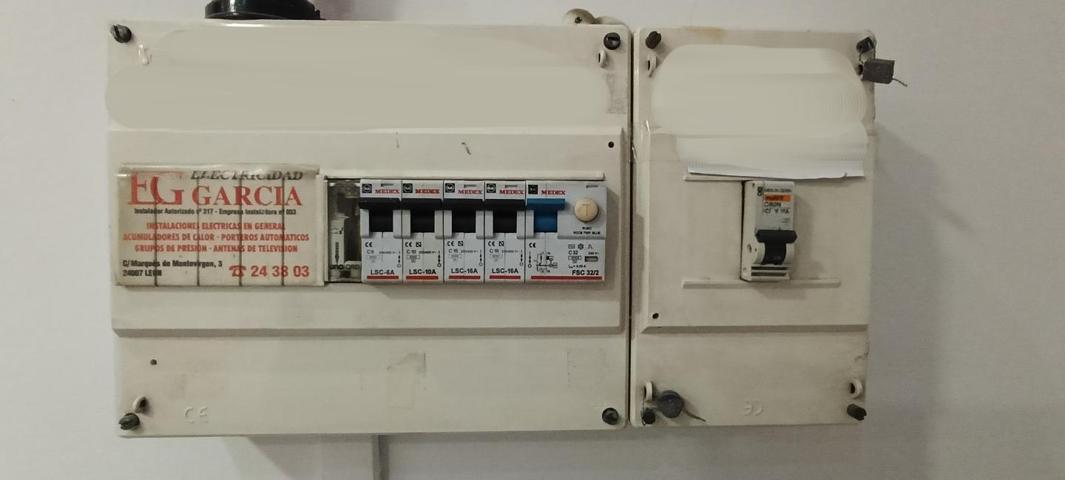 Local en venta en León de 96 m2 photo 0