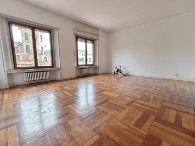 Piso en venta en el Ensanche, junto al parque Doña Casilda photo 0