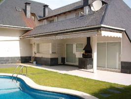 Espectacular chalet de alto standing en Corbera de Llobregat. 390 metros construidos, en parcela de 850 metros  con pis photo 0