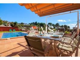 Confortable, luminosa, práctica y con vistas absolutamente espectaculares desde todos los ángulos de la casa. Esta es e photo 0