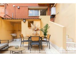 Casa adosada en pleno centro de Rubí. 3 grandes habitaciones más buhardilla. Garaje propio para 2 coches, varias terraza photo 0