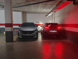 Plaza de parking doble en edificio residencial, amplia y cómoda, con capacidad para dos coches medianos. Parking cubiert photo 0