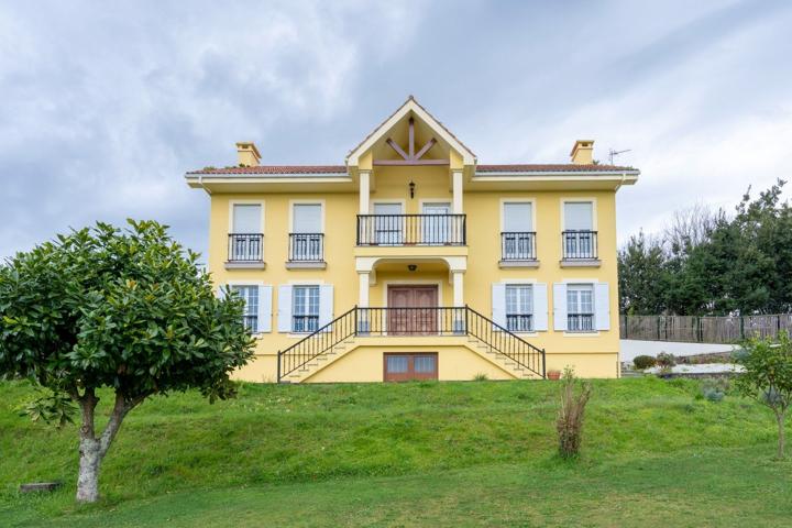 Villa En venta en Fene photo 0