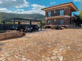 CHALET CON PISCINA Y PARCELA PLANA photo 0