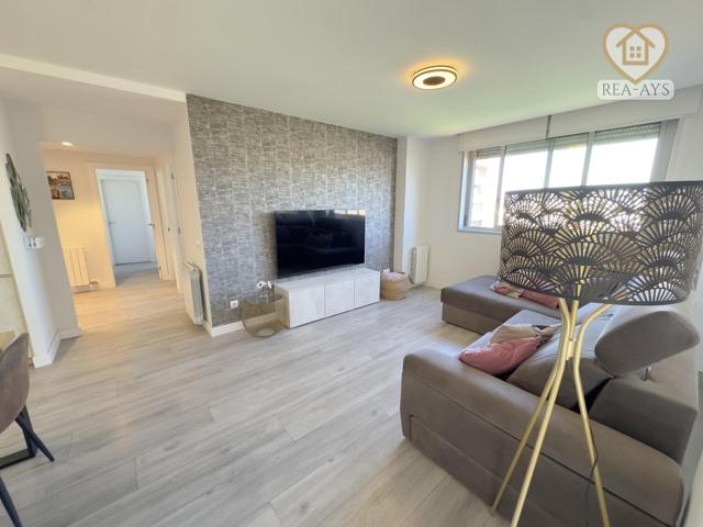 Piso reformado con piscina, jardín y plaza de garaje en San Andrés de la Barca photo 0