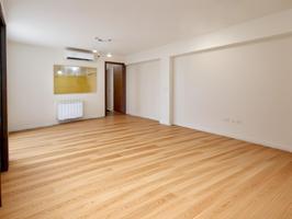 Estupenda vivienda en la calle Valdecanillas photo 0