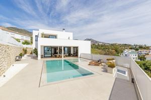 Oportunidad única: Villa independiente con vistas al mar caminando a la playa en Benalmádena photo 0