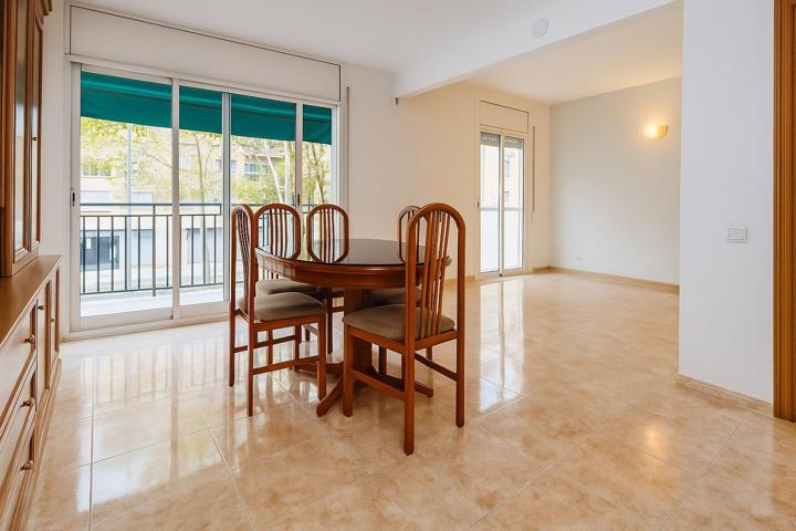 Piso de 3 habitaciones (antes 4) en Barrio Gràcia de Sabadell. photo 0