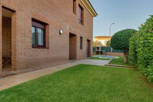 Casa adosada con piscina particular y comunitaria en Lliçà de Vall photo 0