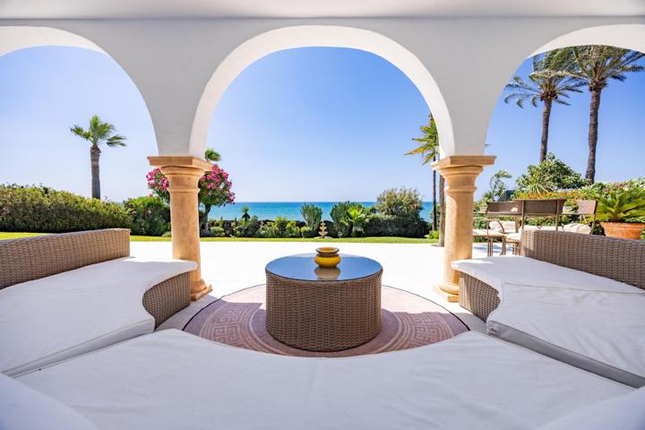 ESPECTACULAR VILLA DE LUJO EN ALQUILER EN 1ª LÍNEA DE PLAYA DE CABOPINO CON MARAVILLOSAS VISTAS AL MAR photo 0