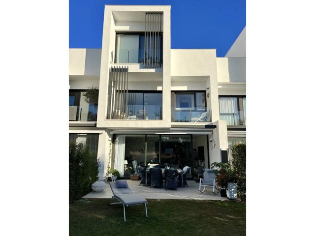 CASA ADOSADA MODERNA EN PRIMERA LINEA DEL GOLF photo 0