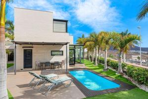 Exclusiva Villa en Costa Adeje con Vistas Panorámicas al Mar y la Montaña photo 0