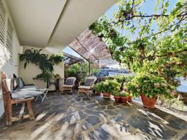Magnífica Casa cerca del centro, con terraza, patio ajardinado y vistas al mar y al pueblo. photo 0