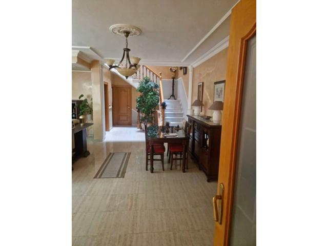 Preciosa CASA ADOSADA de 379m2 en la zona del Parque de Don Benito photo 0