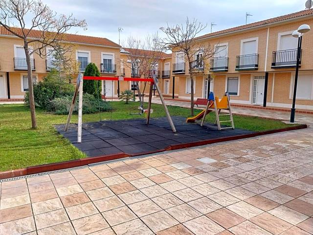 Adosado en venta en Urbanización privada en Lillo photo 0