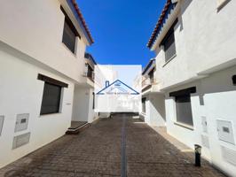 Chalet adosado en venta en calle Baylios photo 0