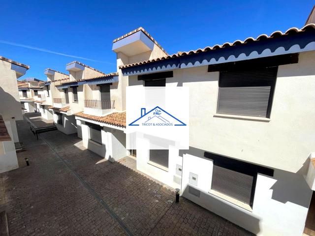 Chalet adosado en venta en calle Baylios photo 0