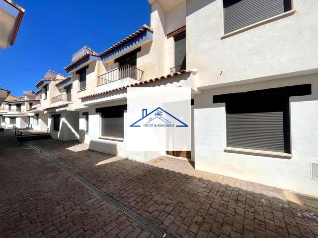 Chalet adosado en venta en calle Baylios photo 0