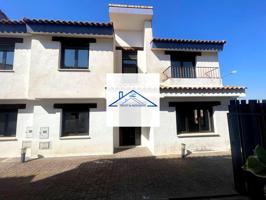 Chalet adosado en venta en calle Baylios photo 0