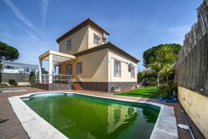 CHALET INDEPENDIENTE EN URB. LAS PALMERITAS - LA REDONDELA-ISLA CRISTINA photo 0