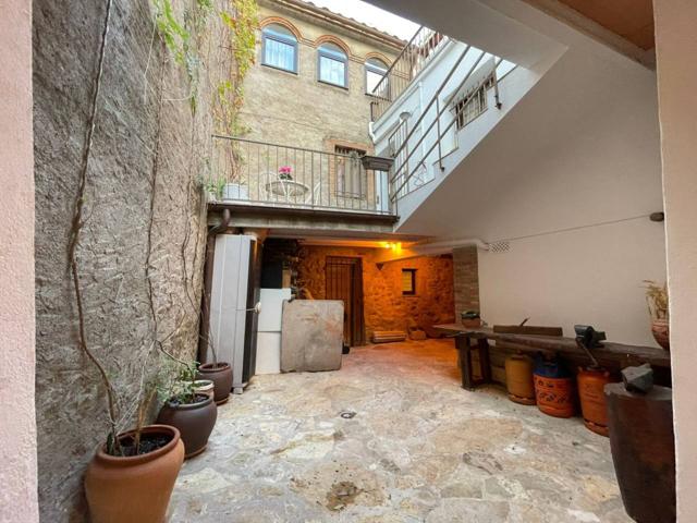 Espectacular casa de pueblo histórica del año 1645, semi-reformada, ¡a punto para entrar a vivir! photo 0