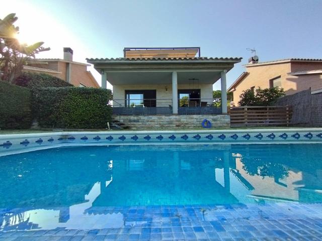 Espectacular casa de 4 habitacions, amb piscina i jardí en una ubicació privilegiada! photo 0