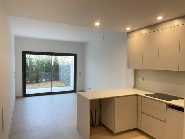 Fantàstic apartament, planta baixa de 2 habitacions amb jardí privat, piscina comunitària, pàrquing i traster! photo 0