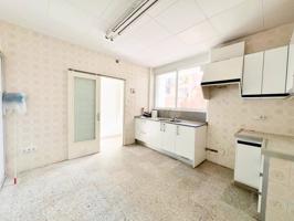 Amplia casa de 341 m² construïts amb jardí i garatge photo 0