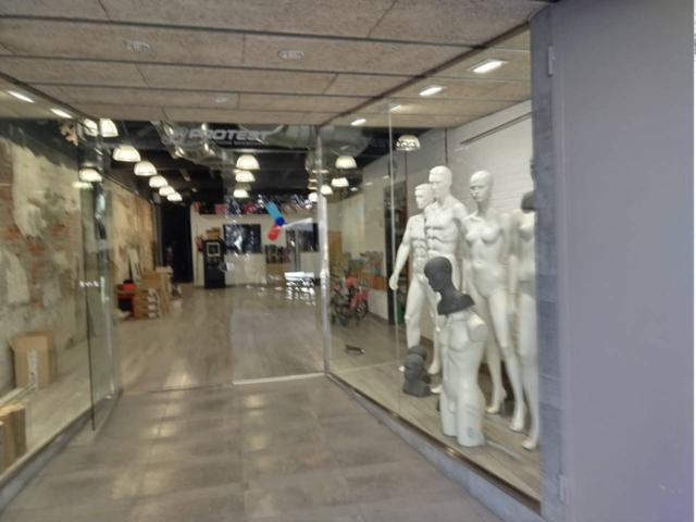 Local comercial con aparador en el centro de Terrassa photo 0