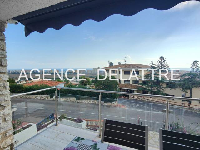 Chalet reformado con vistas al mar photo 0