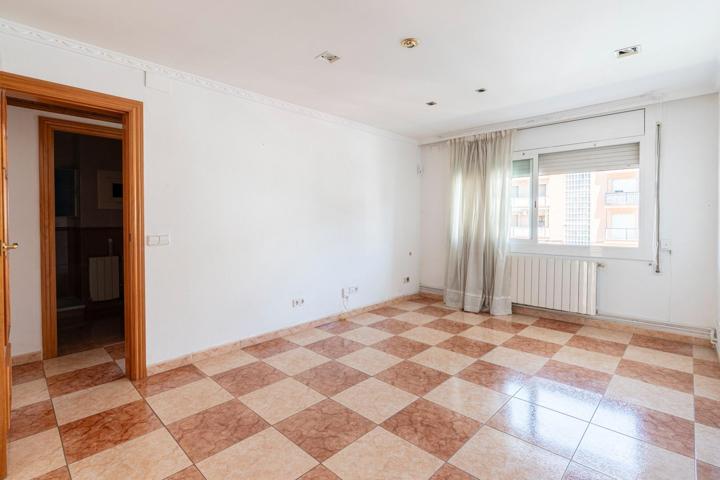 Amplio piso de 4 habitaciones con ascensor , en venta en Sant Andreu de la Barca! photo 0