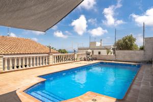 Exclusiva villa con vistas al mar, piscina privada y licencia turística en El Vendrell photo 0