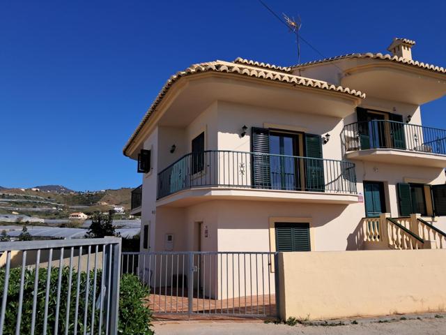 Maravilloso chalet pareado con grandes estancias, muy luminoso, todo exterior y con vistas al mar photo 0