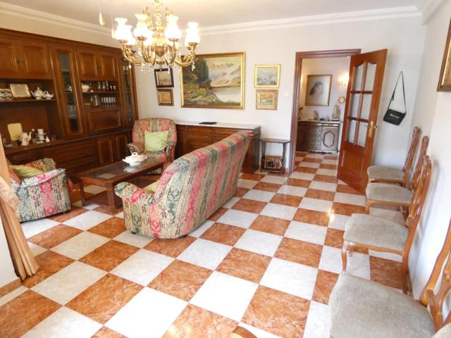 Interesante y amplio piso photo 0