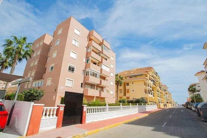 Apartamento de tres dormitorios con aparcamiento y piscina comunitaria en La Mata, Torrevieja photo 0