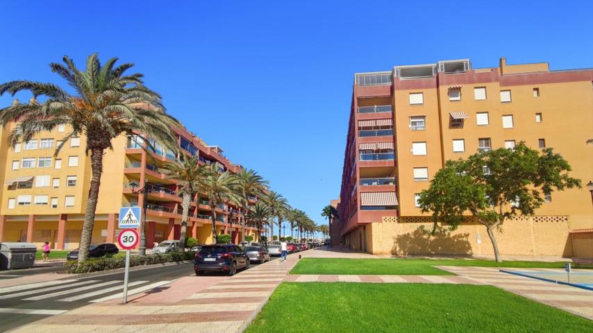 Céntrico apartamento con zonas ajardinadas y terraza acristalada en pueblo costero photo 0