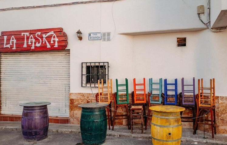 ¡Oportunidad Única de Negocio! Bar Lounge en Zona de Costa a 80 Metros de la Playa photo 0