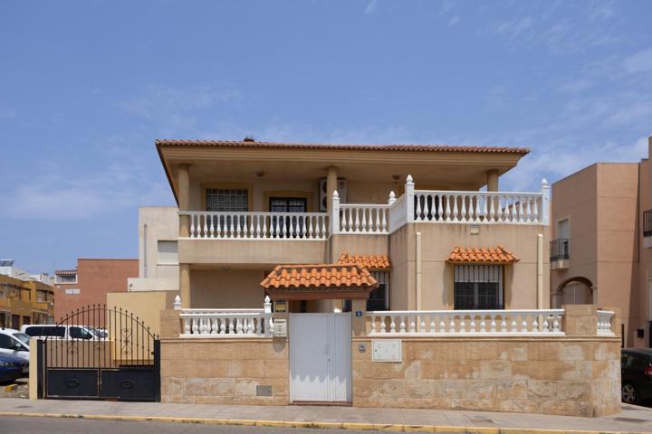 Exclusivo Chalet de ensueño en Pechina: espacio, confort y conexión photo 0