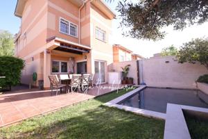 Tu Oasis Privado te Espera en Soto del Henares! Espectacular CHALET DE ESQUINA PAREADO photo 0