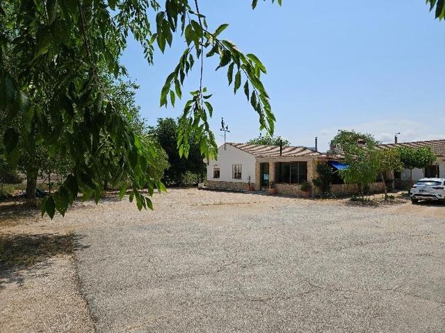 Chalet con negocio de hostelería en funcionamiento durante años. photo 0