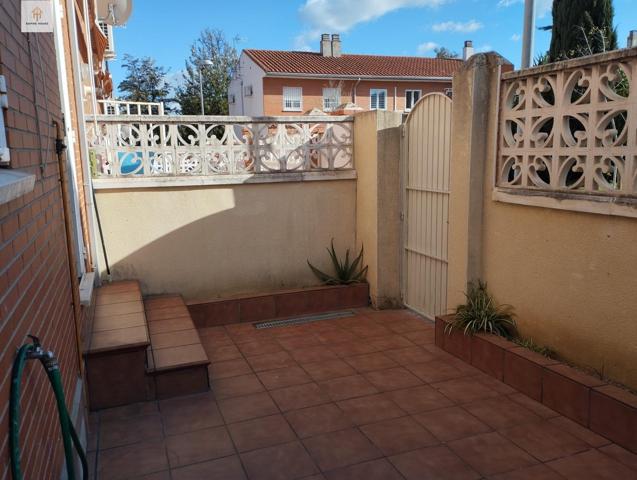 Se VENDE ADOSADO EN RESIDENCIAL GREDOS photo 0