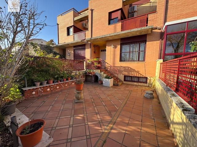 Se VENDE adosado en Nuevo CC photo 0