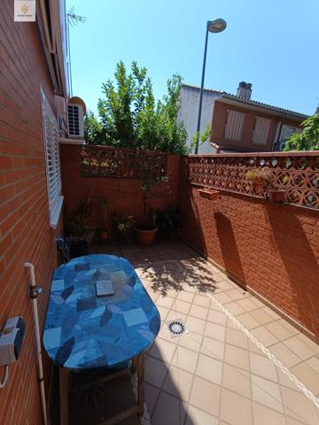 🏡 EMPIRE HOMES presenta: Adosado en venta en Residencial Gredos – Cáceres photo 0