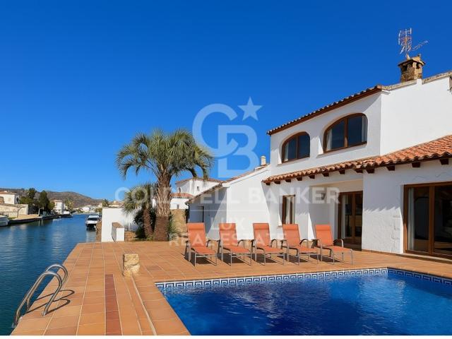 Villa En venta en Empuriabrava photo 0